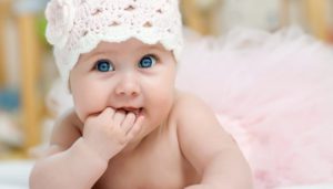 Νέα έρευνα αποκαλύπτει πως το αργό και απαλό χάδι ηρεμεί το μωρό